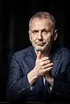 Oliver Frljić kakvog rijetko viđamo: Od ljubavi i seksualnosti do terapije, samoće, starenja i susreta s medvjedom