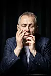 Oliver Frljić kakvog rijetko viđamo: Od ljubavi i seksualnosti do terapije, samoće, starenja i susreta s medvjedom