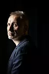 Oliver Frljić kakvog rijetko viđamo: Od ljubavi i seksualnosti do terapije, samoće, starenja i susreta s medvjedom