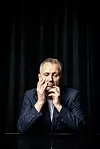 Oliver Frljić kakvog rijetko viđamo: Od ljubavi i seksualnosti do terapije, samoće, starenja i susreta s medvjedom
