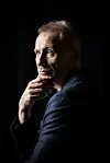Oliver Frljić kakvog rijetko viđamo: Od ljubavi i seksualnosti do terapije, samoće, starenja i susreta s medvjedom