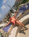 Na klupi u obliku morske zmije u parku Güell.
