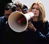 Gloria Steinem je bila ljepotica duge plave kose, odjevena u uske haljine ili hlače koje su isticale njezinu figuru, kretala se u mondenim krugovima, izlazila s moćnim muškarcima, kosu uređivala u mondenom njujorškom salonu Kenneth