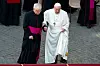 Posljednjih tjedana Papi je bila potrebna pomoć ukoliko je više vremena provodio na nogama. Obaveze je stoga nastojao obavljati sjedeći.