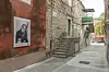 Portreti izloženi na pročeljima kuća stare gradske jezgre Makarske