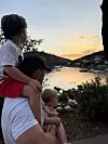 Sa sinom i kćeri na ljetnom omodru ne propušta morske radosti u plićaku