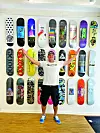S prijateljom je u Düsseldorfu otvorio trgovinu za skateboarding.