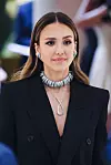 Jessica Alba s uočljivom ogrlicom na izložbi nakita od kristala