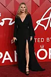Kate Moss odjenula je crnu haljinu s dubokim prorezom