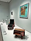 U MoMA-i je razgledala primjerke Bauhaus namještaja.