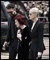 Neutješne Sharon Sharon i Kelly Osbourne na Ozzyjevom pogrebu u Birminghamu