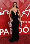 Olivia Culpo izgledala je zanosno u crnoj haljini s dubokim V izrezom