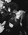 Selena Gomez objavila fotografiju na kojoj sa svojim odabranikom razmjenjuje poljubac