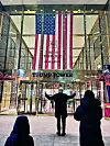 Ispred Trump Towera na Petoj aveniji.