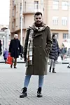 Karirani šal podigao je cijelu modnu kombinaciju.