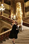 Look inspiriran s Audery Hepburn - Christian Siriano haljina, vintage torbica i ogrlica kao ukras frizure