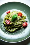 Linguini s pestom alla genovese.