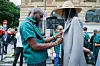 Virgil Abloh s modelom prije revije u Parizu