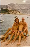 Irena i Robert Plazibat sa sinovima Lucianom i Antonijem na plaži u Dućama
