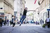 Svakodnevno istezanje, vježbe mobilnosti i trening s opterećenjem njezina su baza, a tome dodaje ples