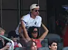 Brad Pitt i Ines de Ramon prate bejzbol