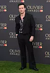 Andrew Scott odabrao je crno odijelo i svjetlucavu košulju sa šljokicama