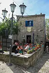 Kafe bar u romaničkoj kući iz 12. -13. stoljeća