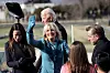 Jill Biden maše uz kćer Ashley i sina Hunter Bidena.