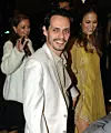 Tadašnji supružnici Jennifer Lopez i Marc Anthony dolaze na svečanu večeru upriličenu prije TomKat vjenčanja; u pozadini je Leah Remini