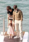 Katie Holmes i Tom Cruise sa Suri za čija će sjedala Leah kasnije davati novac, kako se tvrdi u tužbi