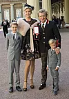 Titulu Sira dobio je 2016: Rod Stewart, Penny Lancaster, te sinovi Alastair i Aiden u Buckinghamskoj palači