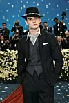 Louis Partridge odjeven kao dandy na ovogodišnjoj Met Gali