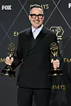 Umjesto glazbenika koji je ozlijedio koljeno, na dodjeli Emmyja zamijenio ga je suprug, David Furnish