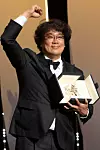 Bong Joon-ho, redatelj filma 'Parazit', sa Zlatnom palmom u Cannesu 2019. godine Fotografija: Regina Wagner/Zuma Press/Profimedia