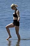Britanska glumica Anya Taylor-Joy nosi punđu na plaži