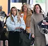 Sydney Sweeney s majkom Lisom na njujorškom aerodromu JFK