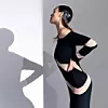 Fotografije JELENA BALIĆ Styling Petar Trbović Uredio ROMANO DECKER Model KRISTINA PERIĆ Make-up DAJANA PAJKIĆ Kosa ANTE PAŽANIN Manikura INES ĆOSO @Ines Nail Zone Asistentica stilista LAURA BOŠNJAK Haljina od finog pletiva s prorezima CULT GAIA, Zalando; čizme otvorenih prstiju ZARA