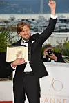 Ruben Ostlund s osvojenom Zlatnom palmom na Filmskom festivalu u Cannesu 2017. godine Fotografija: Silv/Shutterstock Editorial/Profimedia