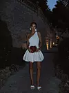 Haljinu je iskombinirala na dizajnersku Alaïa crvenu torbicu i Bottega Veneta sandale