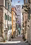 Sibenik, 160420. Ulice u centru i starom dijelu grada koje su prijasnjih godina u ovo doba bile pune turista i gradjana sad su prazne, tek koji gradjanin se moze vidjeti i radnici koji rade svaki dan za vrijeme izolacije radi pandemije Koronavirusa. Foto: Nikolina Vukovic Stipanicev / CROPIX
