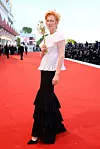 Tilda Swinton u crno-bijeloj kombinaciji modne kuće Chanel