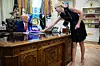 Donald Trump i Natalie Harp u Ovalnom uredu Bijele kuće