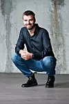 Život smatra svojom najvećom avanturom.