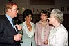 Michael Caine, Shirley Bassey i Joan Collins s kraljicom Elizabetom II. na prijemu 1998.