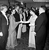 Tommy Steele, Joan Collins i Richard Chamberlain s kraljicom Elizabetom nakon premijee filma ‘Romeo i Julia‘ 1968.