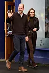 Princeza Catherine je smeđe uske traperice spojila s Burberry mantilom, uskim remenom sa zanimljivim uzorkom i niskim smeđim čizmama od brušene kože