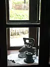 Svaki kutak ispunjen je starinskim predmetima kao što je glačalo na žar