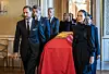 Fotografija koje je uzburkala javnost, lijes s pokojnim kraljem osim Haakona, princeze Ingrid Alexandre, princa Sverrea Magnusa, princeze Märtha Louise te njezine djece Maud Angelica Behn, Leah Isadora Behn i Emme Tallulah Behn, lijes nosi i osuđeni Marius Borg Høiby (zadnji s lijeva)