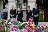 Kralj Haakon VIII. na glavnom trgu u Oslu sa svojom majkom, kraljicom Sonjom, sestrom Marthom Louise i suprugom Mette - Marit na dan posljednjeg ispraćaja njegovog oca