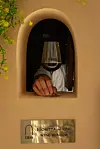 Vino se poslužuje kroz prozorčić